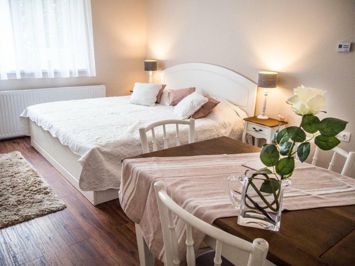 Feliz Apartman Дьюла Екстер'єр фото