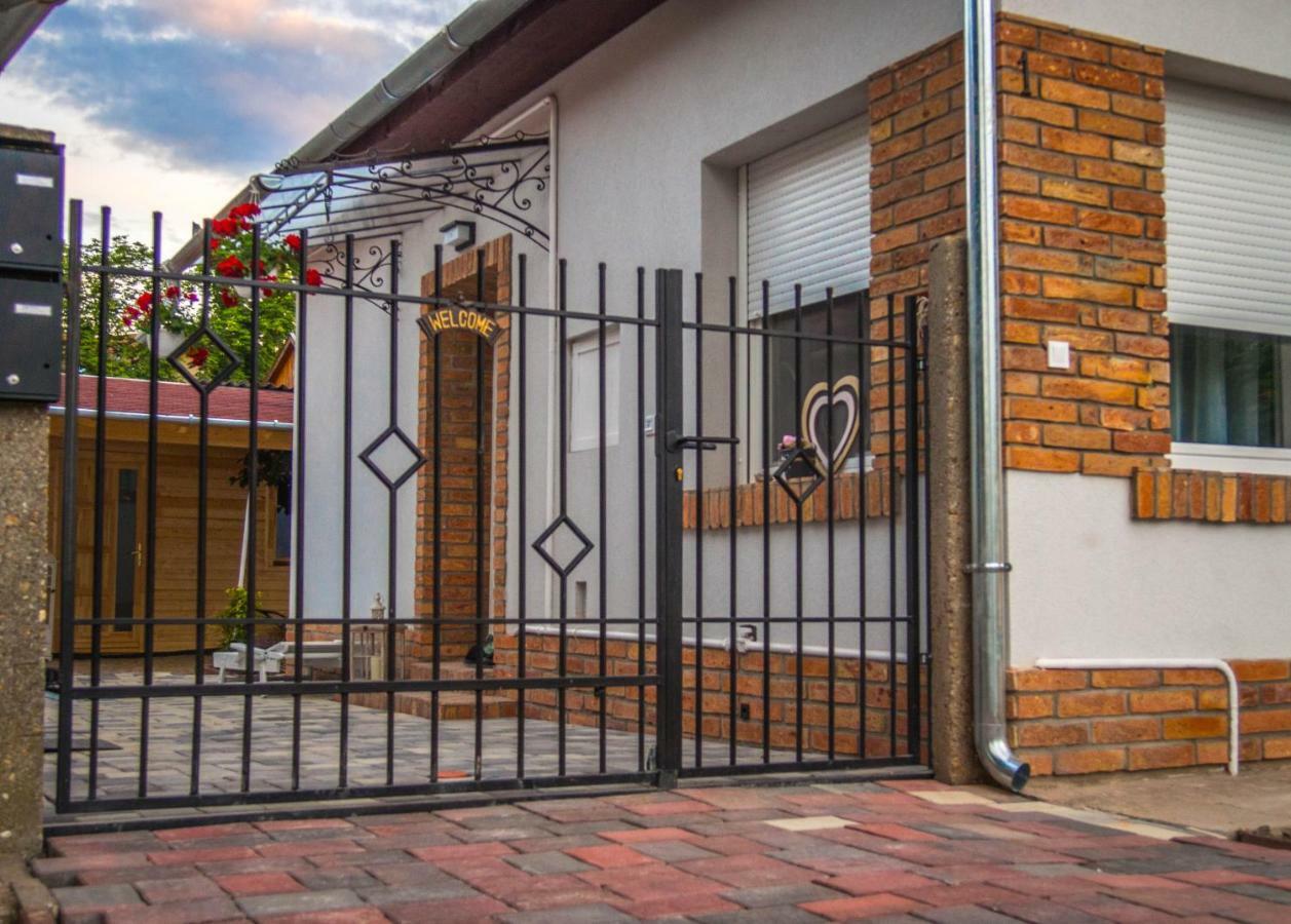 Feliz Apartman Дьюла Екстер'єр фото