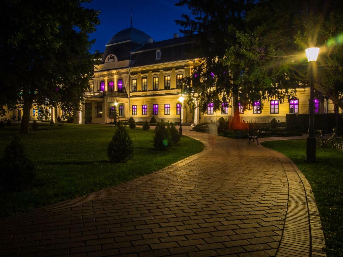 Feliz Apartman Дьюла Екстер'єр фото