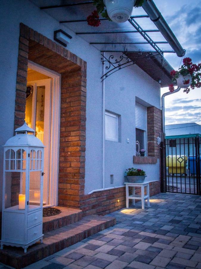 Feliz Apartman Дьюла Екстер'єр фото