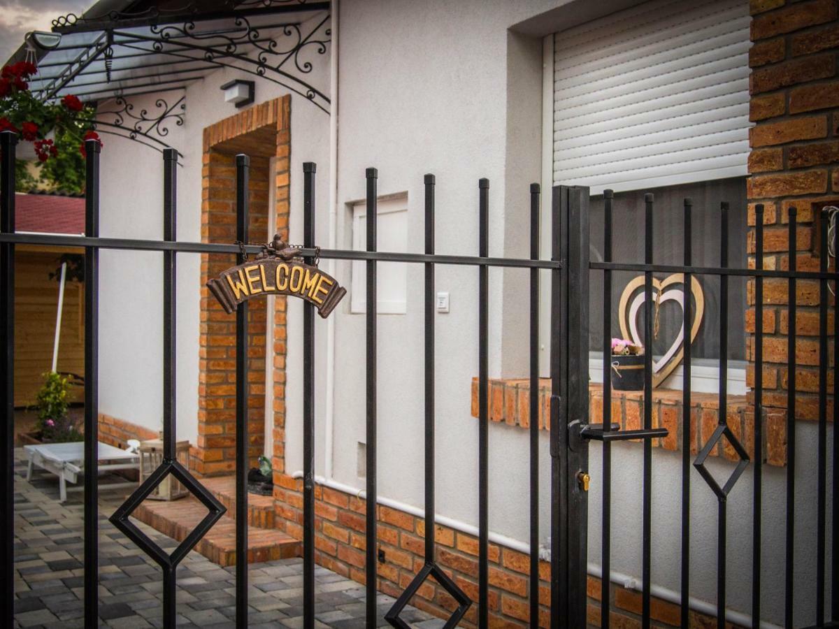 Feliz Apartman Дьюла Екстер'єр фото